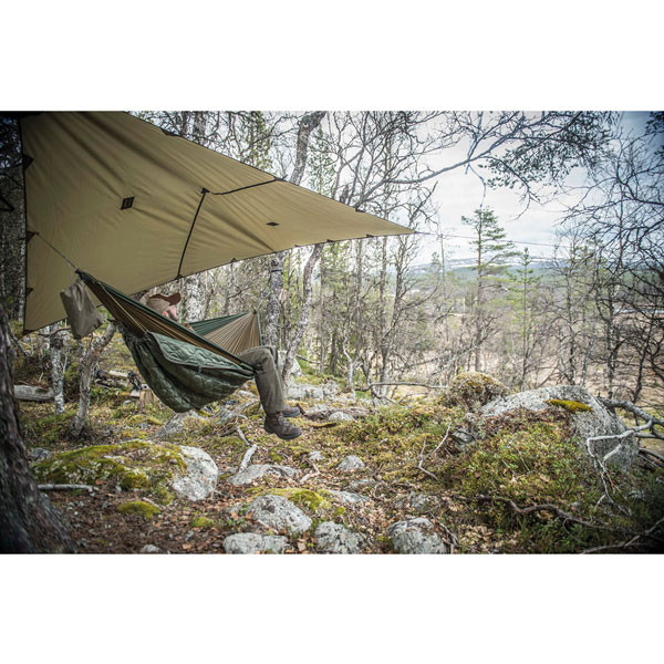 Tarp mit Hängematte im Wald